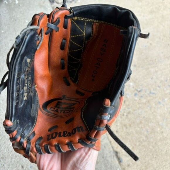 Wilson EZ Catch T-Ball RHT Baseball Glove - Picture 1 of 7